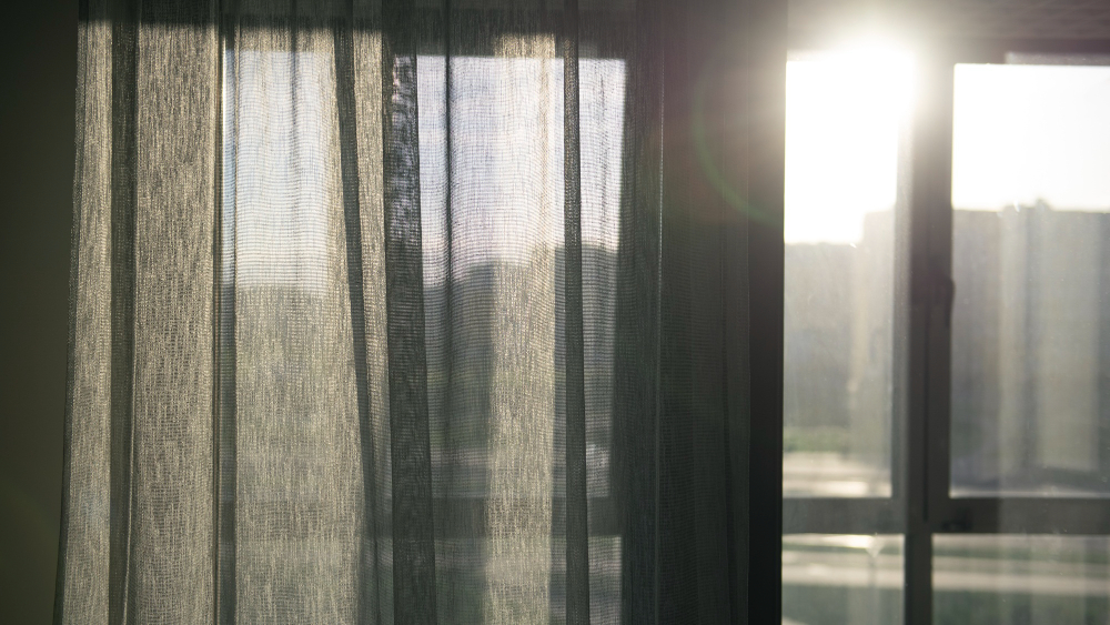 Choosing Between Blackout & Light-Filtering Curtains in Dubai