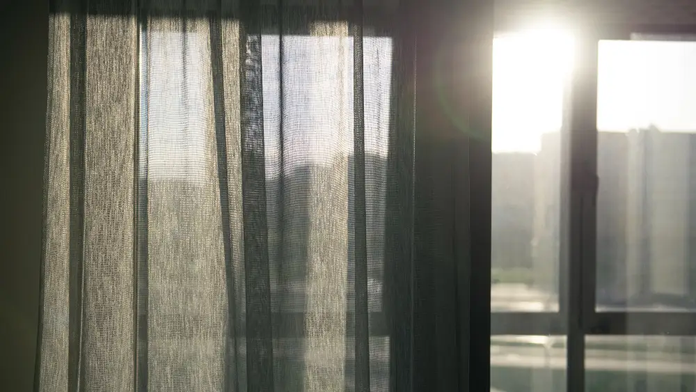 Choosing Between Blackout & Light-Filtering Curtains in Dubai